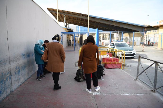Un grupo de personas en la frontera del Tarajal que separa Ceuta de Marruecos y que desde hoy, viernes 13 de marzo, permanecerá cerrada de manera temporal al tráfico de personas y vehículos ante el avance del coronavirus, en Ceuta (España), a 13 de marz