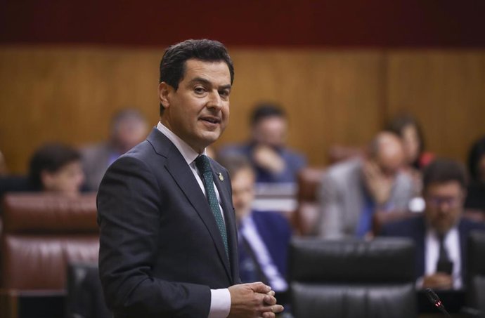 El presidente de la Junta, Juanma Moreno, en una imagen de archvio durante las últimas preguntas de los grupos parlamentarios en la sesión de control al gobierno, en marzo