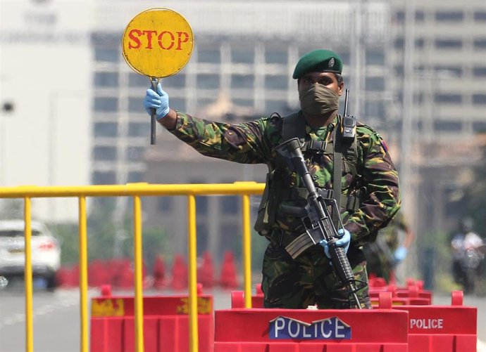 Un policía de Sri Lanka en un puesto de control de la capital, Colombo.