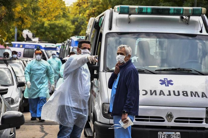 Personal médico a las puertasde un hospital de Buenos Aires.