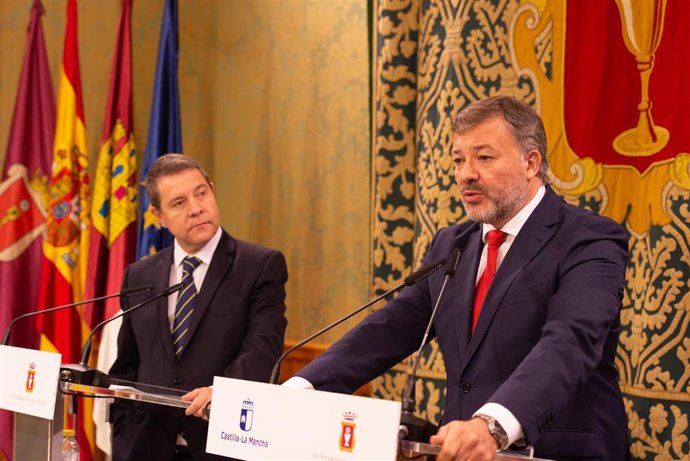 El presidente de Castilla-La Mancha, Emiliano García-Page, se reúne con el alcalde de Cuenca, Darío Dolz.