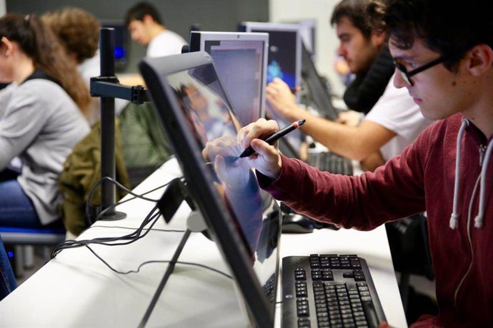 [Grupomadrid] Las Rozas Colabora Con Varios Centros Universitarios Y De Formación Profesional Para Ofrecer Becas A Estudiantes