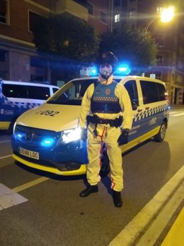Un agente de la Policía Municipal de Pamplona con un traje de protección