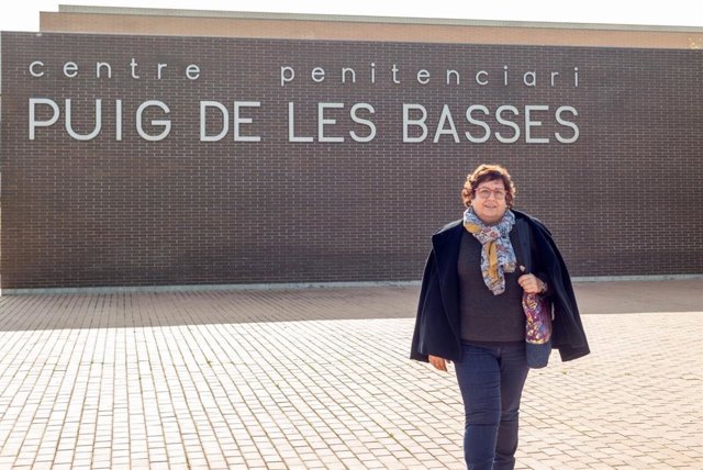La exconsellera Dolors Bassa este lunes al salir de la cárcel de Puig de les Basses, en Figueres (Girona)