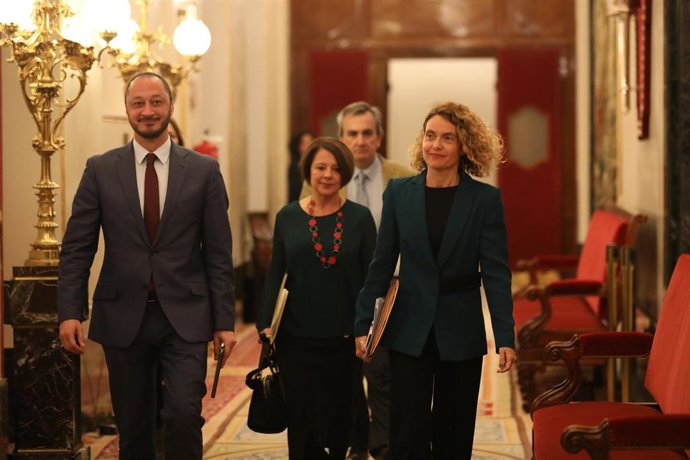 (I-D) El vicepresidente primero del Congreso, Alfonso Rodríguez Gómez de Celis; la secretaria segunda del Congreso, Sofía Hernanz y la presidenta de la Cámara Baja, Meritxell Batet llegan a la Mesa del Congreso, en Madrid (España), a 10 de marzo de 2020.