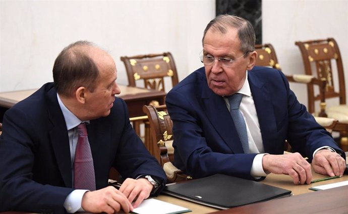 El ministro de Exteriores de Rusia, Sergei Lavrov, conversa con el director del FSB en una reunión del Consejo de Seguridad ruso
