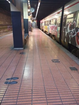 Renfe instala señalización en el suelo en estaciones de Barcelona para mantener distancias entre los pasajeros.