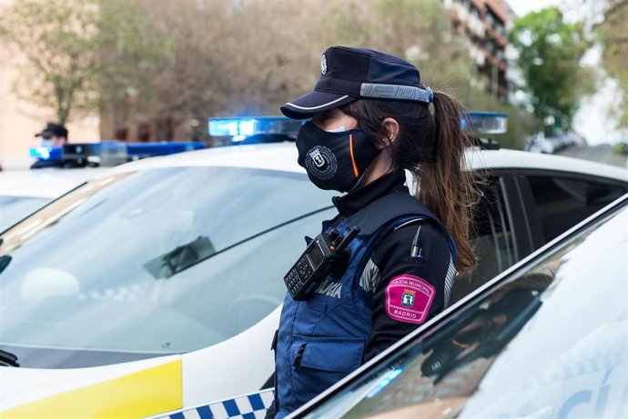 Una Policía Municipal de Madrid rinde homenaje a Carmen, una farmacéutica que le suministra geles y mascarillas durante la pandemia de Covid-19 en Abril 20, 2020 in Madrid, España