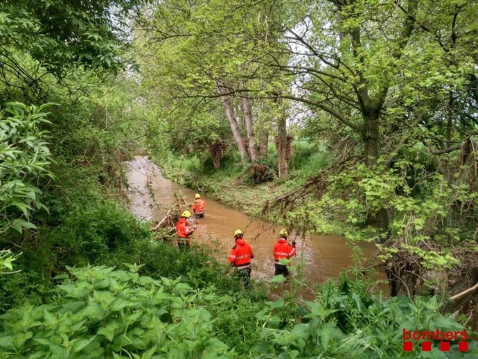 Bomberos buscan un desaparecido en el río Gurri de Vic