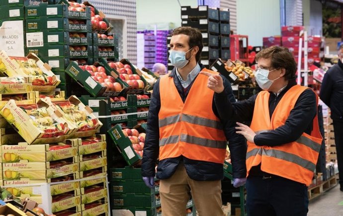 El líder del PP, Pablo Casado, y el alcalde de Madrid, José Luis Martínez Almeida, han visitado esta madrugada Mercamadrid, plataforma de distribución y suministro de alimentos. En Madrid, 24 de abril de 2020.