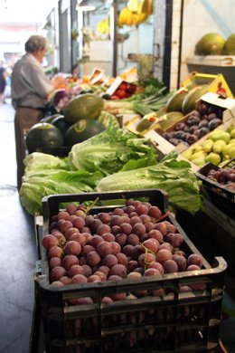 Foto recurso de un mercado de frutas y verduras