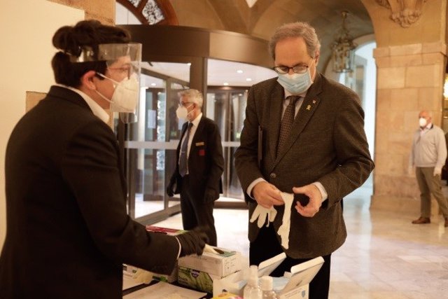 El president de la Generalitat, Quim Torra, passa les mesures de seguretat pel coronavirus abans del ple telemàtic del Parlament en el qual s'aprovaran els pressupostos