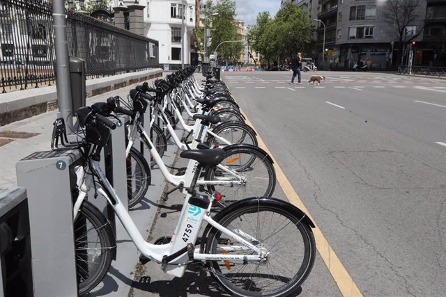 Bicicletas de BiciMAD en una estación tras ser trasladadas este fin de semana desde el centro de operaciones del servicio, en Fuencarral.