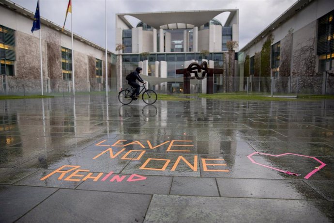 La sede de la Cancillería de Alemania con el mensaje 'No dejes a nadie detrás'