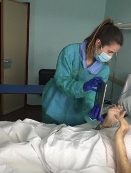 Trabajadora social ayuda a paciente con coronavirus en el hospital Sierrallana a hablar con sus familiares