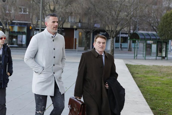El por entonces jugador del Betis, Antonio Amaya (2d), a su llegada al Palacio de Justicia de Pamplona, donde comienza el juicio por  supuestos amaños de partidos en la temporada 2013-2014, en Pamplona /Navarra, a 20 de enero de 2020.