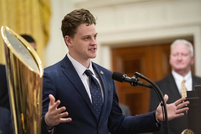 Joe Burrow habla durante la recepción en la Casa Blanca a la Universidad de Lousiana State por ganar el campeonato universitario
