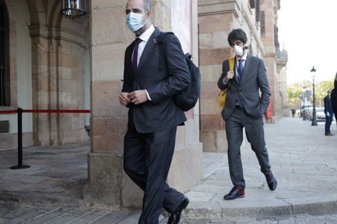 El conseller de Interior de la Generaltiat, Miquel Buch, llega la primer pleno telemático del Parlament por el coronavirus