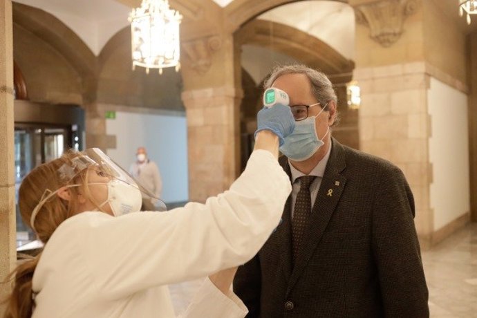 El presidente de la Generalitat, Quim Torra, entra en el Parlament para celebrar un pleno telemático y pasa las medidas de seguridad por el coronavirus