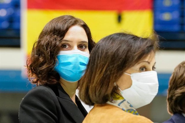 La presidenta de la Comunidad de Madrid, Isabel Díaz Ayuso, al lado de la ministra de Defensa, Margarita Robles, en el evento de clausura de la morgue improvisada en el Palacio de Hielo por la crisis del Covid-19, que fue abierta el mes de marzo para desc