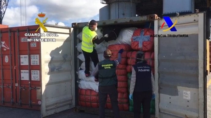 Intervención de 52.000 prendas falsificadas en el Puerto de Almería