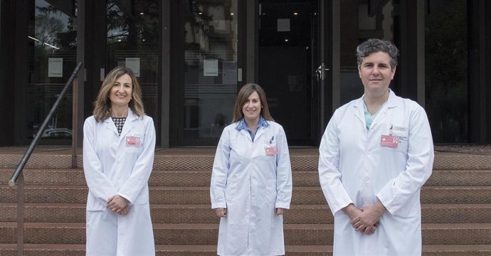 De izda. A dcha: Eva Zalba, Ruth García (Navarrabiomed) y Sergio Aguilera (CHN)