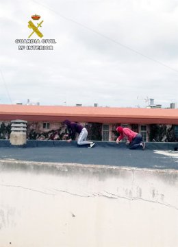 Imagen de los detenidos, en una azotea