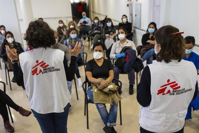 Trabajadoras de Médicos Sin Fronteras (MSF) hacen formación presencial para el personal sanitario que empezará a trabajar en una residencia para ancianos con coronavirus, en Barcelona a 16 de abril del 2020