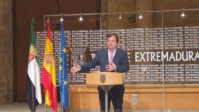 El presidente de la Junta de Extremadura, Guillermo Fernández vara, en una rueda de prensa