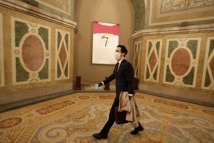 El presidente del Parlament, Roger Torrent, llega al primer pleno telemático de la Cámara por el coronavirus