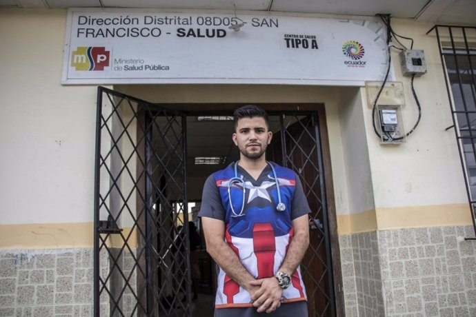 Médico venezolano en una clínica de Ecuador