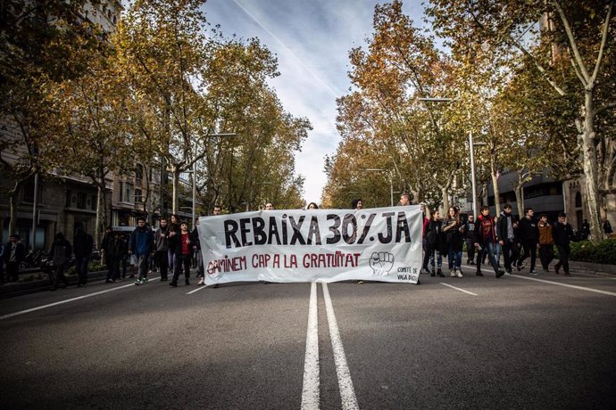 Estudiantes cortan la calzada central de la avenida Diagonal de Barcelona en una manifestación para pedir la rebaja de un 30% de las tasas universitarias en los Presupuestos de la Generalitat, el 29 de noviembre del 2018, en Barcelona  