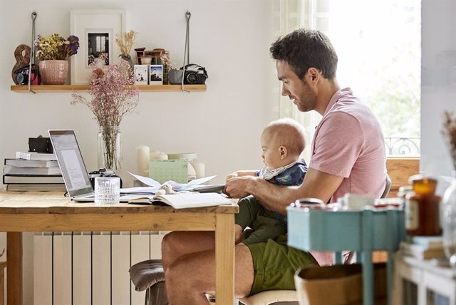 Un hombre con su hijo analizando documentos