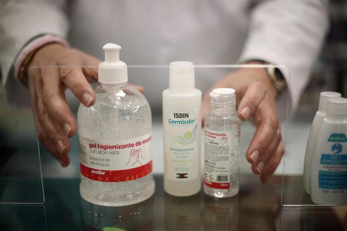 Geles higienizantes a la venta en una farmacia.