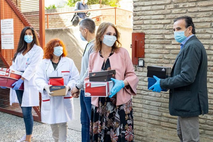 Los consejeros municipales Herrarte y Lorén recepcionan una donación de empresa de ropa deportiva  para el albergue