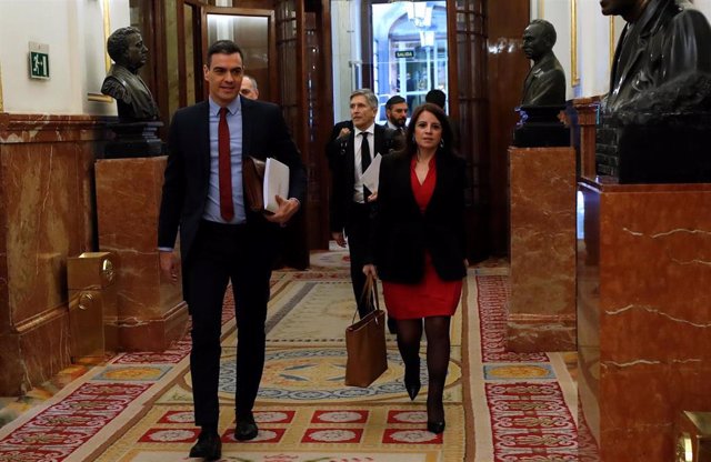 El presidente del Gobierno, Pedro Sánchez, acompañado por la portavoz socialista, Adriana Lastra