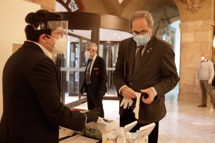 El president de la Generalitat, Quim Torra, passa les mesures de seguretat pel coronavirus abans del ple telemtic del Parlament en el qual s'aprovaran els pressupostos