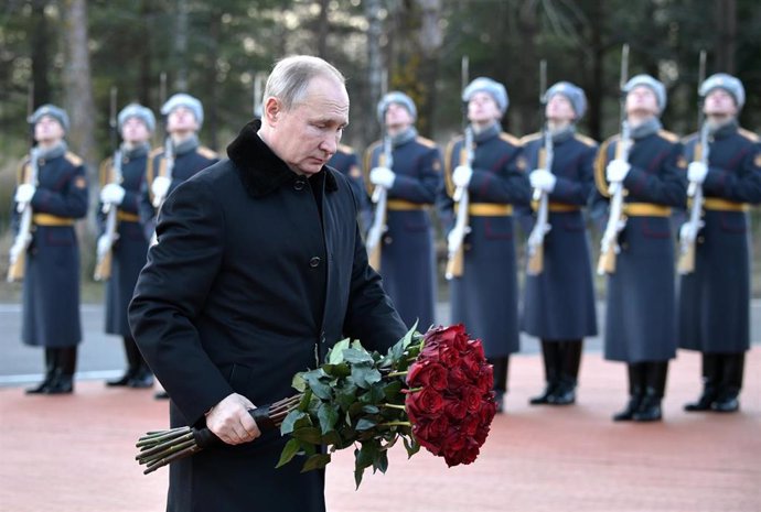 Imagen de archivo del presidente de Rusia, Vladimir Putin, en una ofrenda durante un acto militar
