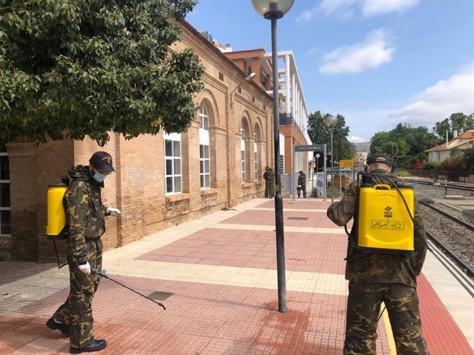 Efectivos de la Armada realizan labores de desinfección en la estación de Lorca