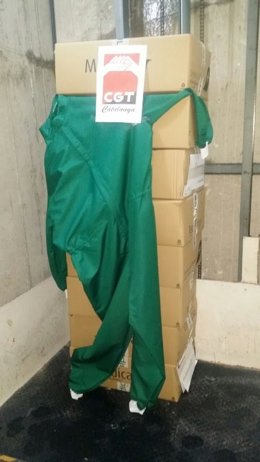 Uno de los trajes de protección adquiridos por la CGT y que será entregado a centros sanitarios de Catalunya