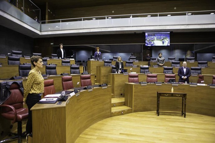 Minuto de silencio en el Parlamento de Navarra en recuerdo a los fallecidos por coronavirus