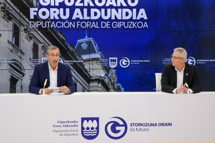El diputado general de Gipuzkoa, Markel Olano, y el diputado de Medio Ambiente, José Ignacio Asensio