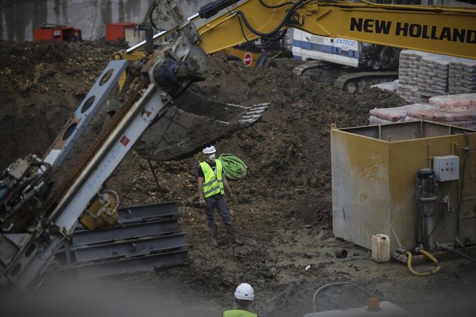 Un trabajador de la construcción protegido con mascarilla en su jornada laboral.
