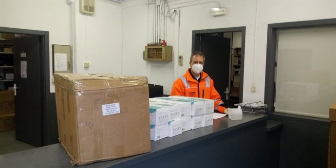 Reparto de mascarillas en el edificio ASTA del Puerto de Barcelona.