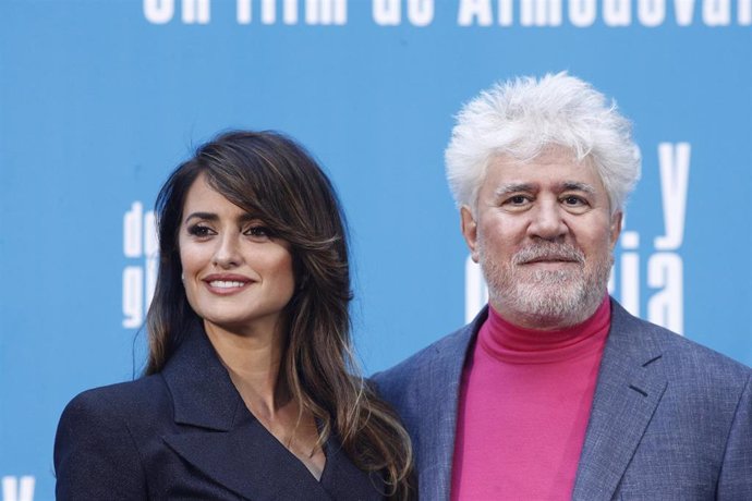 La actriz Penélope Cruz y el director de la película, Pedro Almodóvar, en el photocall de 'Dolor y gloria'.