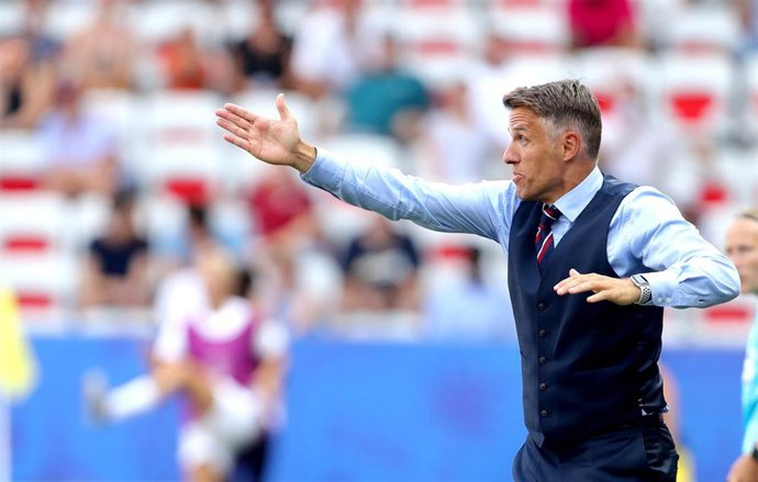 Phil Neville dirigiendo a la selección femenina inglesa en la Copa del Mundo de Francia de 2019