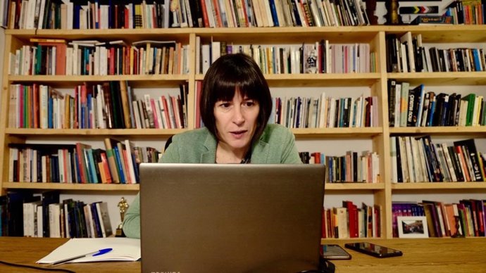 Ana Ponton, en videoconferencia desde su domicilio, con investigadores gallegos, en plena pandemia del covid-19