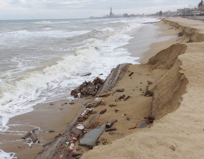 El temporal en Badalona (Barcelona) deja al descubierto antiguas edificaciones en la playa de la Barca Maria
