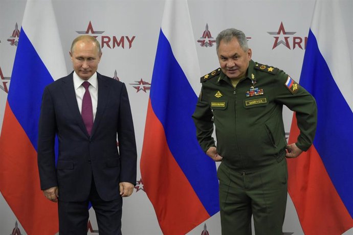 El ministro de Defensa de Rusia, el general Sergei Shoigu, junto al presidente de Rusia, Vladimir Putin