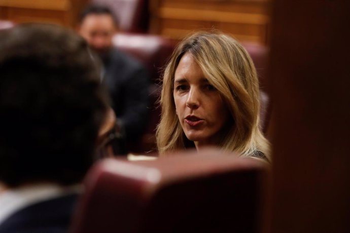 El líder del PP, Pablo Casado, y la portavoz parlamentaria del Grupo Popular, Cayetana Álvarez de Toledo, durante una sesión plenaria en el Congreso. En Madrid (España), a 22 de abril de 2020.